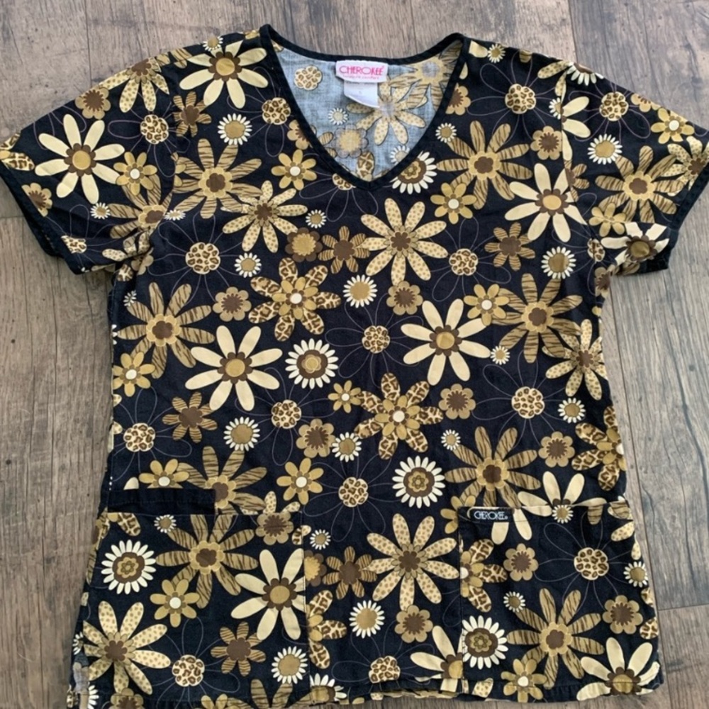 Daisy women’s scrub top